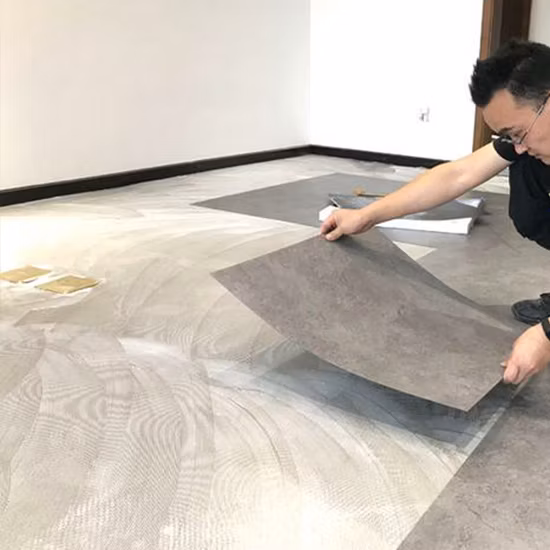 O vinil preto do PVC de Lvt da noz seca para trás/cola abaixo telhas das pranchas do revestimento