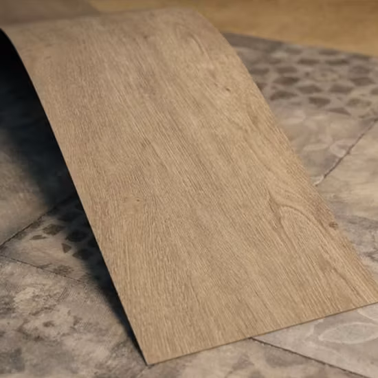As telhas impermeáveis ​​da prancha do vinil de Lvt do projeto novo do tapete luxuoso secam o revestimento plástico traseiro